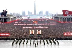 Severní Korea slaví 68. narozeniny svého vůdce Kim Čong-ila