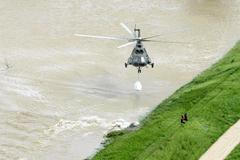 Snímek z okolí Sandomierze, kde rozvodněná Visla protrhla ochranné hráze