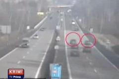 Řidič vytlačil pomaleji jedoucí auto z dálnice