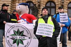 Demonstrace hasičů a policistů proti snížení platů