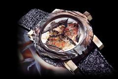 Hodinky s dinosauřím trusem