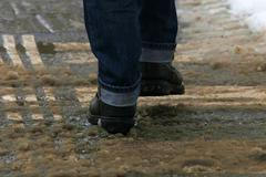 Po kalamitě přišlo oteplení. A těžký sníh padá ze střech