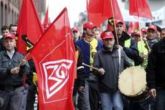 Zaměstnanci Opelu se účastní stávky v Ruesselsheimu