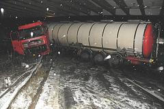 Nehoda kamionu na náledí