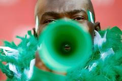 To jsou ony. Hlučné vuvuzely, trumpety všech barev a tvarů