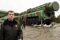 Prezident Ruska Dmitrij Medveděv při prohlídce výzbroje ruské armády