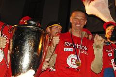 Dominik Hašek s mistrovskou trofejí