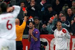 LM: Ovrebo dává červenou Gobbimu