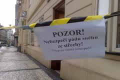 Sníh v Praze taje a padá ze střech