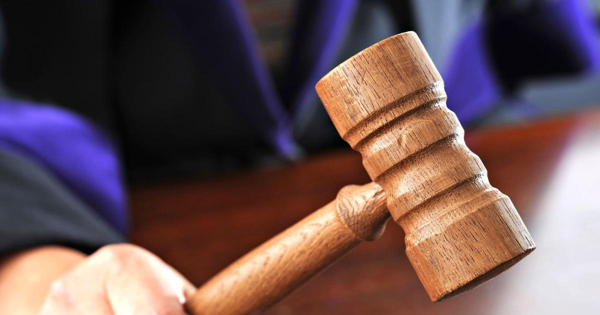 Mimořádně brutální útok. Za pokus o vraždu bezdomovce poslal soud nezletilé do vězení