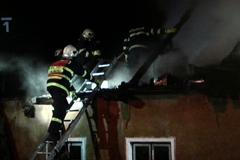 Požár rodinného domku ve Vítkově na Opavsku, za nějž zřejmě mohou žháři