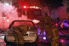 Fanoušci při oslavách titulu Lakers zapalovali auta