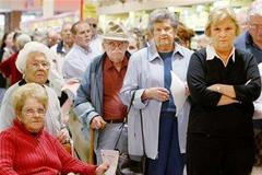 Dočkají se? Senioři čekají na vakcínu proti ptačí chřipce.