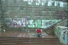 Okradení zraněného cizince u kyvadla