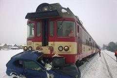 Vlak smetl auto na přejezdu u Brna, dva lidé nepřežili