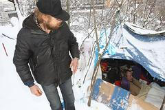 Bezdomovci v pražských závějích