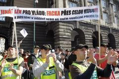 Demonstrace - policisté a zdravotníci