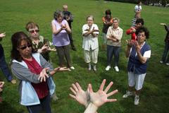 Cvičení seniorů v parku