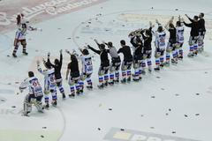 Pardubické hokejové oslavy s koněm