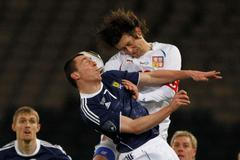 Tomáš Rosický v hlavičkovém souboji se Scottem Brownem