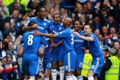 Fotbalisté Chelsea oslavují Didiera Drogbu