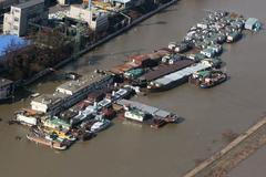 Kotvící lodě a remorkéry v bezpečí přístavu v Děčíně