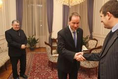 Arcibiskup požehnal poslancům