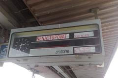 Vlak srazil v Holešovicích železničáře