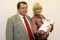 Manželé Paroubkovi si vezou domů dceru Margaritu