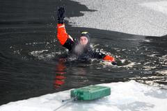 Cvičení hasičů v zamrzlé Berounce