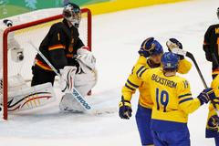 Hokejisté Švédska se radují z gólu do sítě Německa