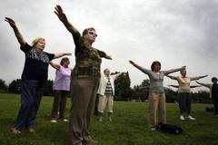 Cvičení seniorů v parku