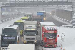 Evropu drtí první sníh