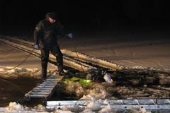 Potápěči hledali potopené auto