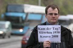 Demonstrace proti uznání samostatného Kosova před úřadem vlády