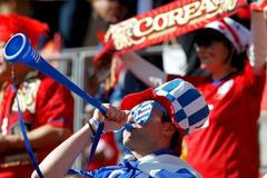 To jsou ony. Hlučné vuvuzely, trumpety všech barev a tvarů