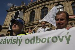 Demonstrace - policisté a zdravotníci