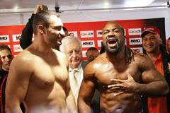 Vážení boxerů před zápasem Vitalij Kličko - Shannon Briggs