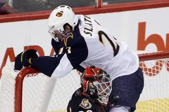 Srážky, bitky a góly v nočních zápasech NHL