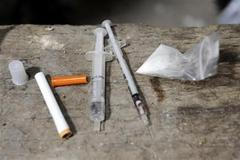 Sáček s heroinem a výbava feťáka.