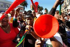 To jsou ony. Hlučné vuvuzely, trumpety všech barev a tvarů