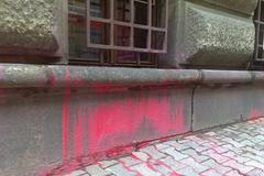 Sídlo KSČM natřené červenou barvou