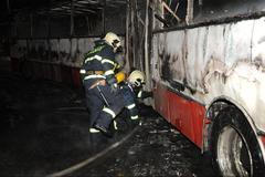 V Praze hořel autobus MHD. Škoda půl milionu