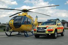 Sanitka a vrtulník záchranné služby