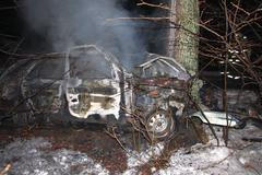 Řidič uhořel ve felicii. Narazil s ní do stromu