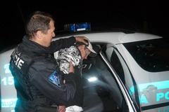 Policista zatýká mladistvého uprchlého z výchovného ústavu