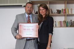 Novomanželé se svatebním darem pro charitu