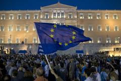 Pondělní demonstrace za setrvání v eurozóně na aténském náměstí Syntagma.