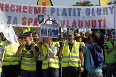 Demonstrace - policisté a zdravotníci