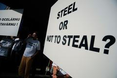 Minoritní akcionáři ArcelorMittal Ostrava protestovali proti zástavě části akcií